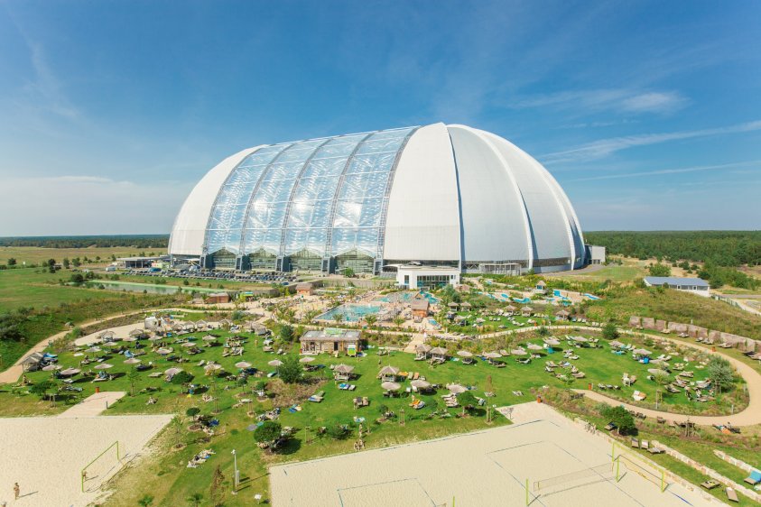 Drohnenaufnahme vom Außenbereich, Tropical Islands im Hintergrund