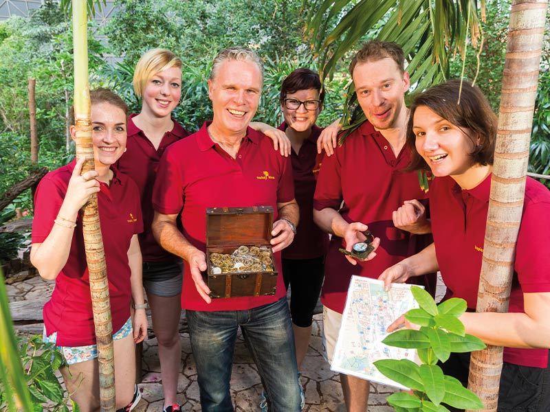 Team bei der Schatzsuche im Tropical Islands Regenwald